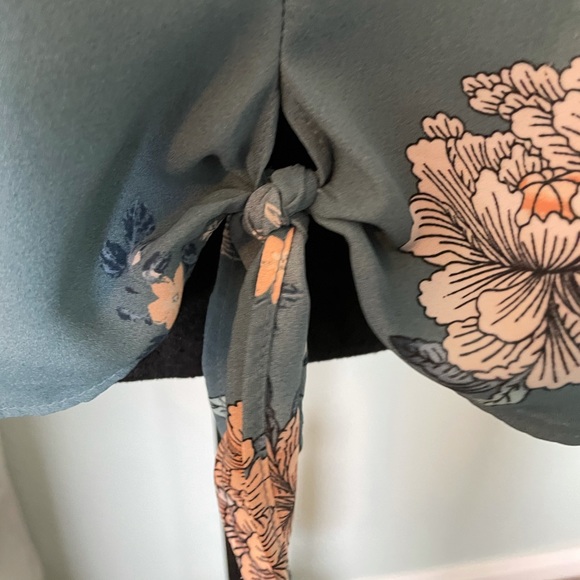 Floral knotted teal blouse - Picture 5 of 12
